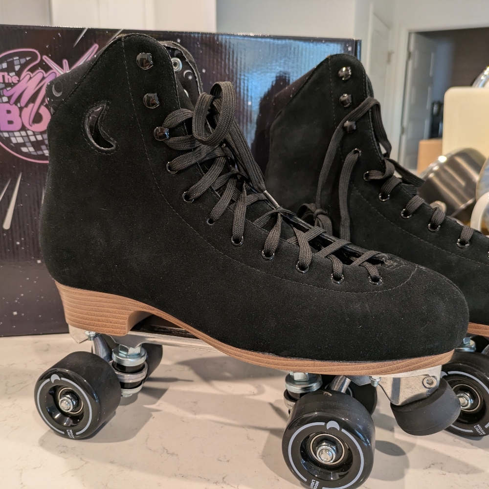 Midnight Roller Moon Boot Roller Skates - Picture 3 of 17